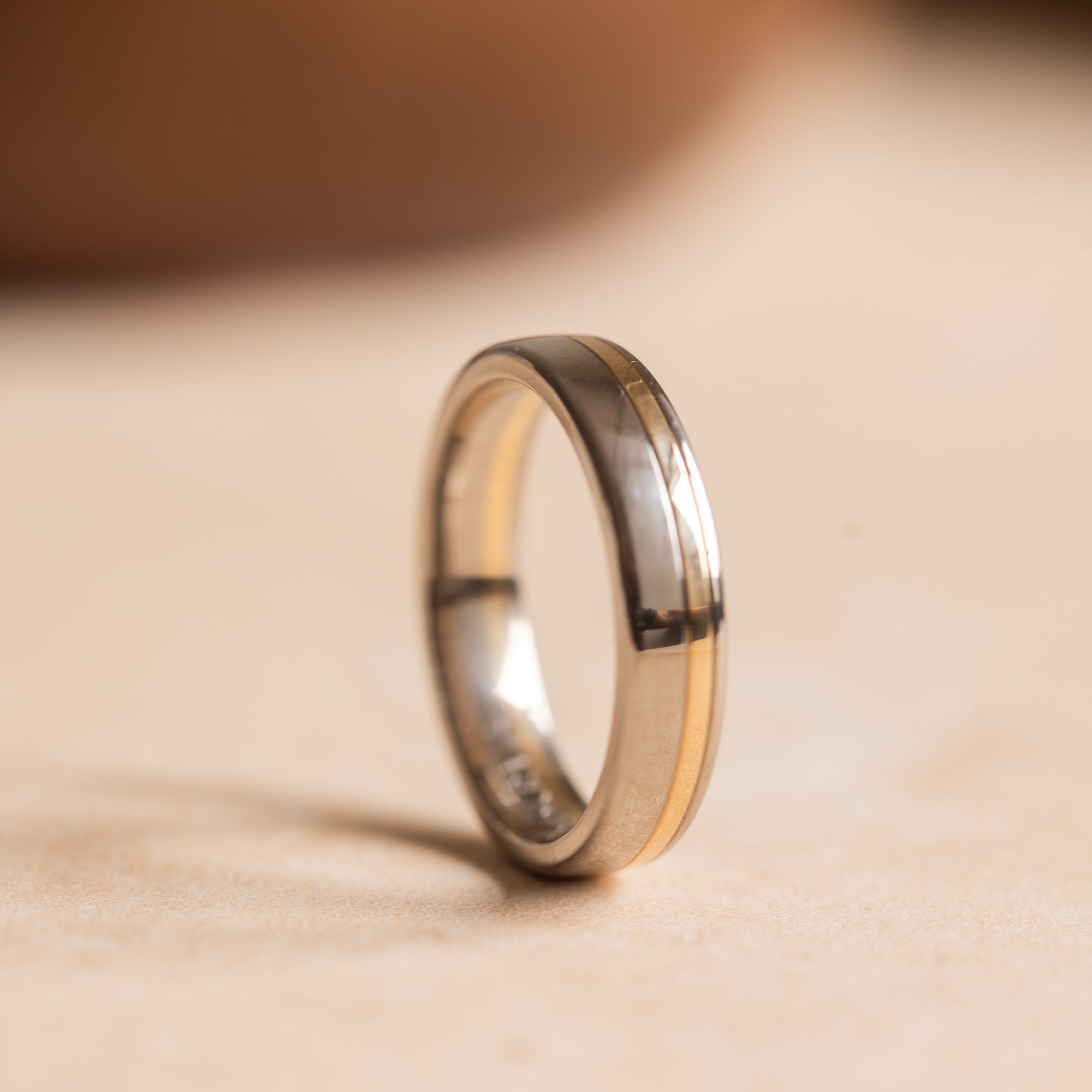 Herrvik – Ring aus Weißgold mit Rillen aus Rotgold