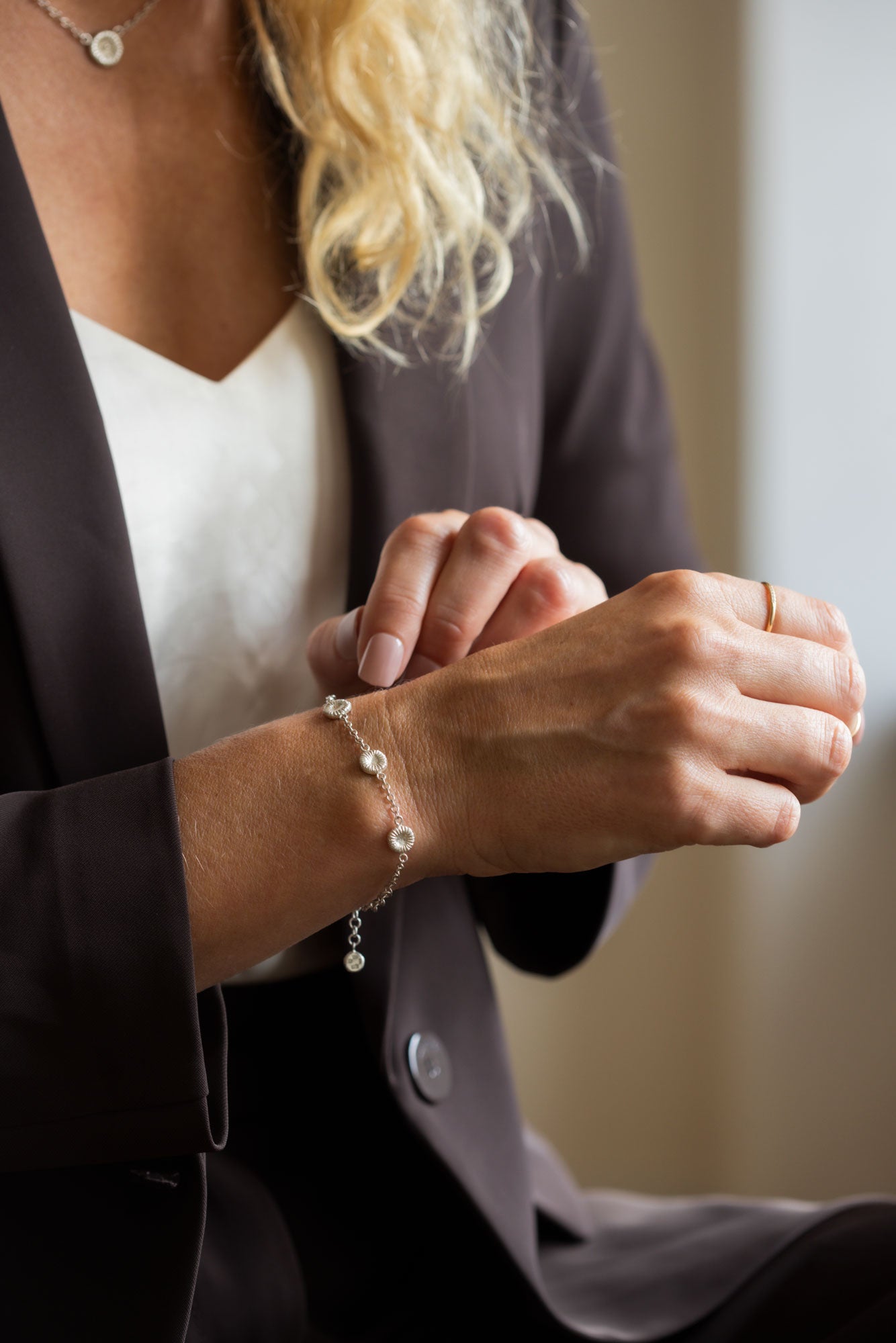 Armband mit mehreren Knöpfen in Koralle
