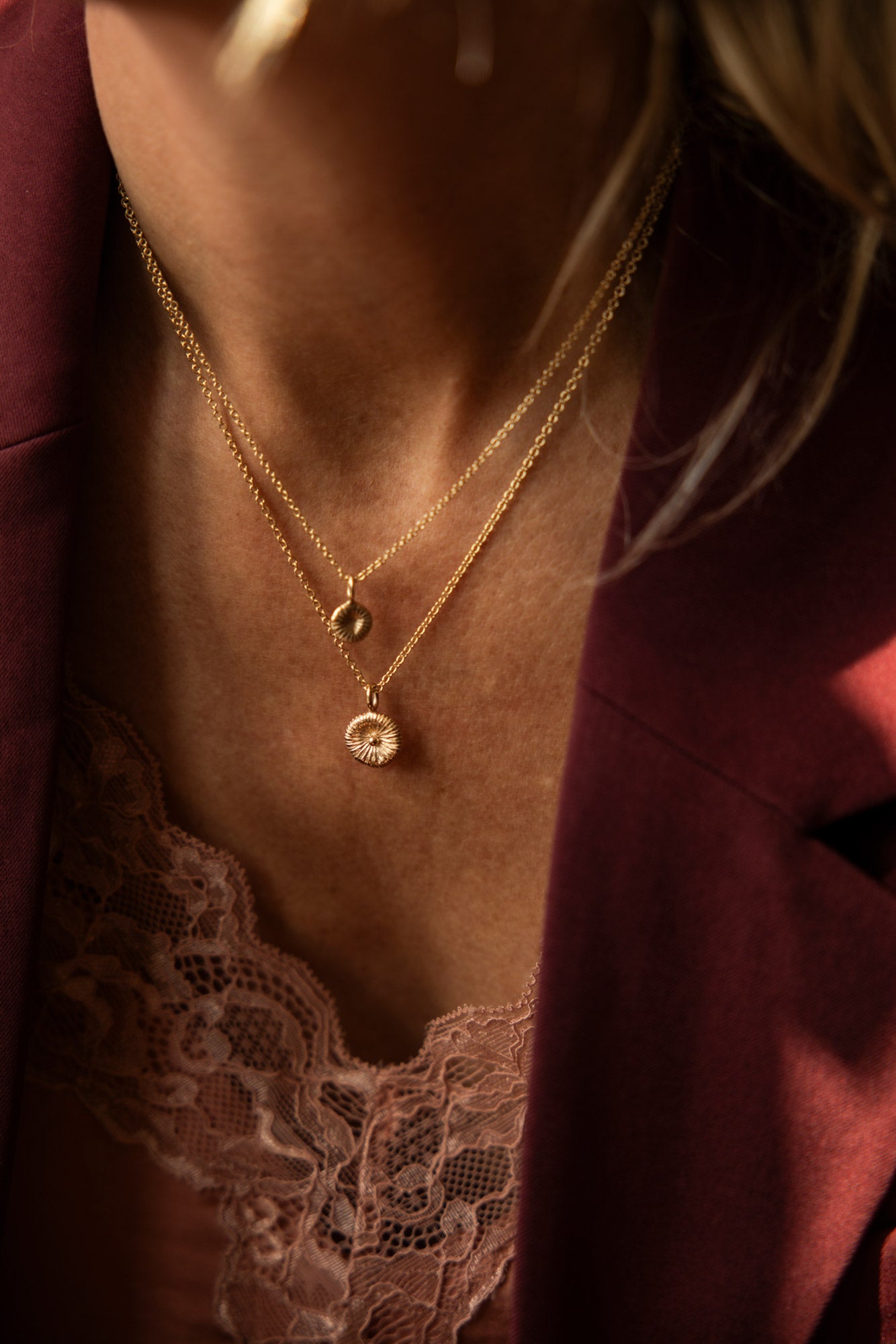 Halskette mit Knopf-Korallenanhänger – groß