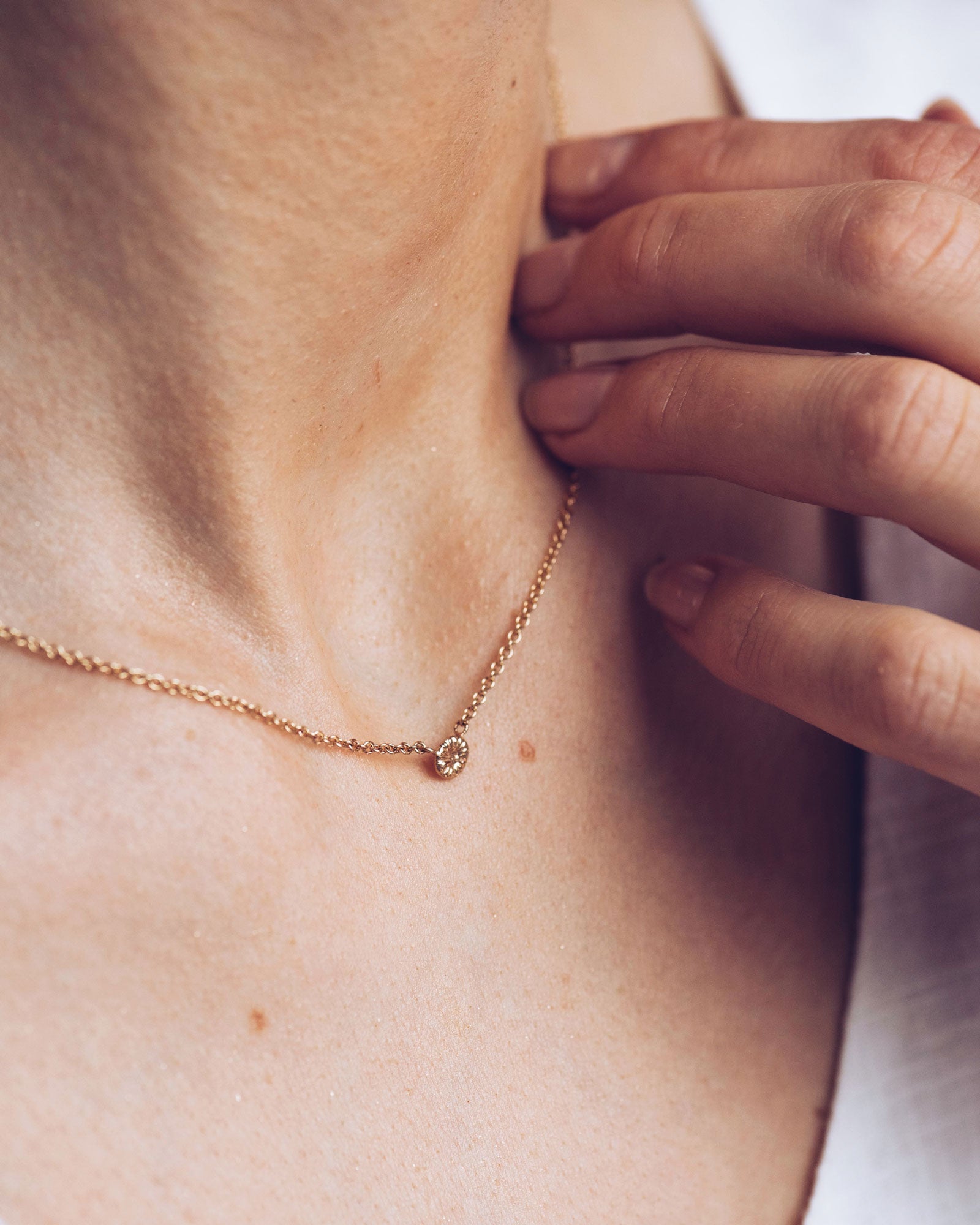 Knappkorall liten halsband i 18k guld 