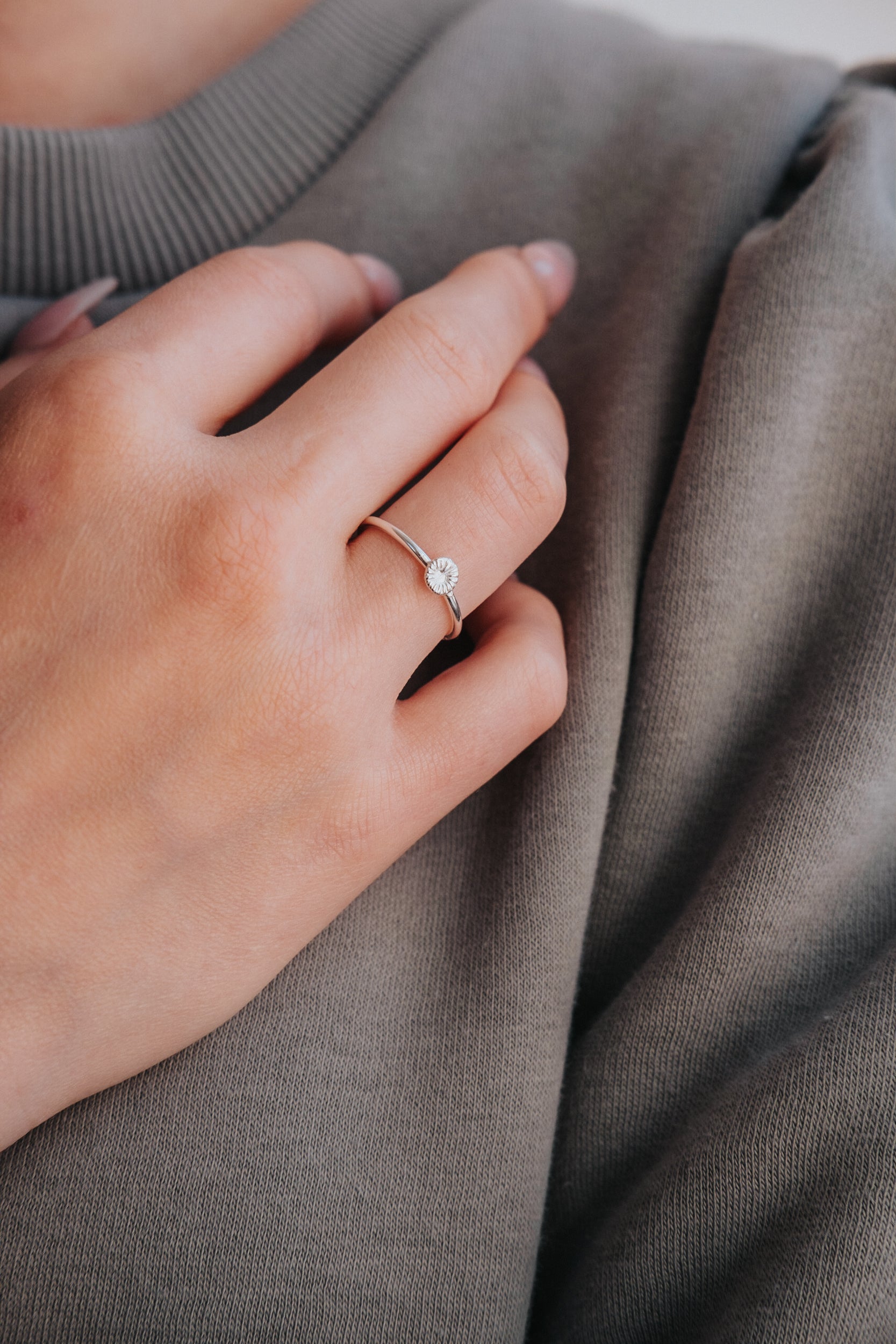 Knappkorallring i silver på hand