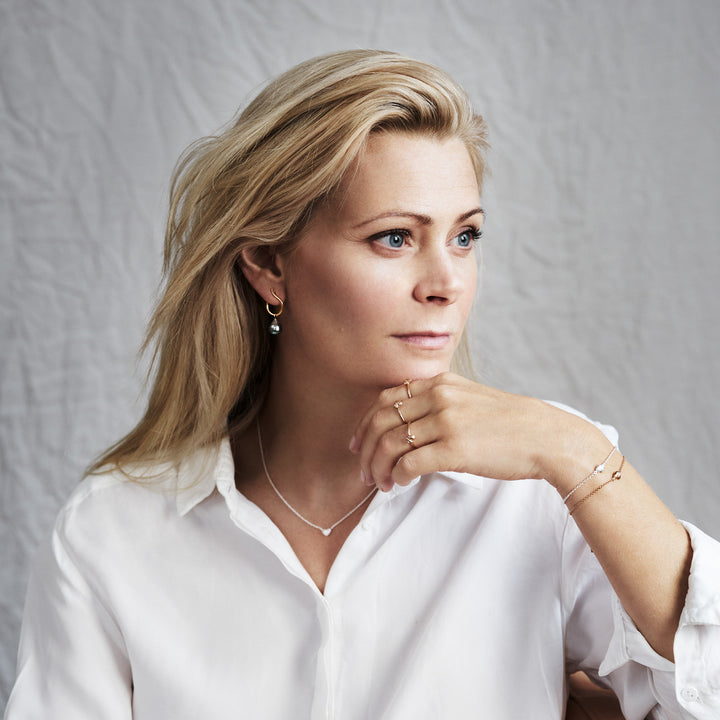 Martall stor örhänge i guld på modellens öra