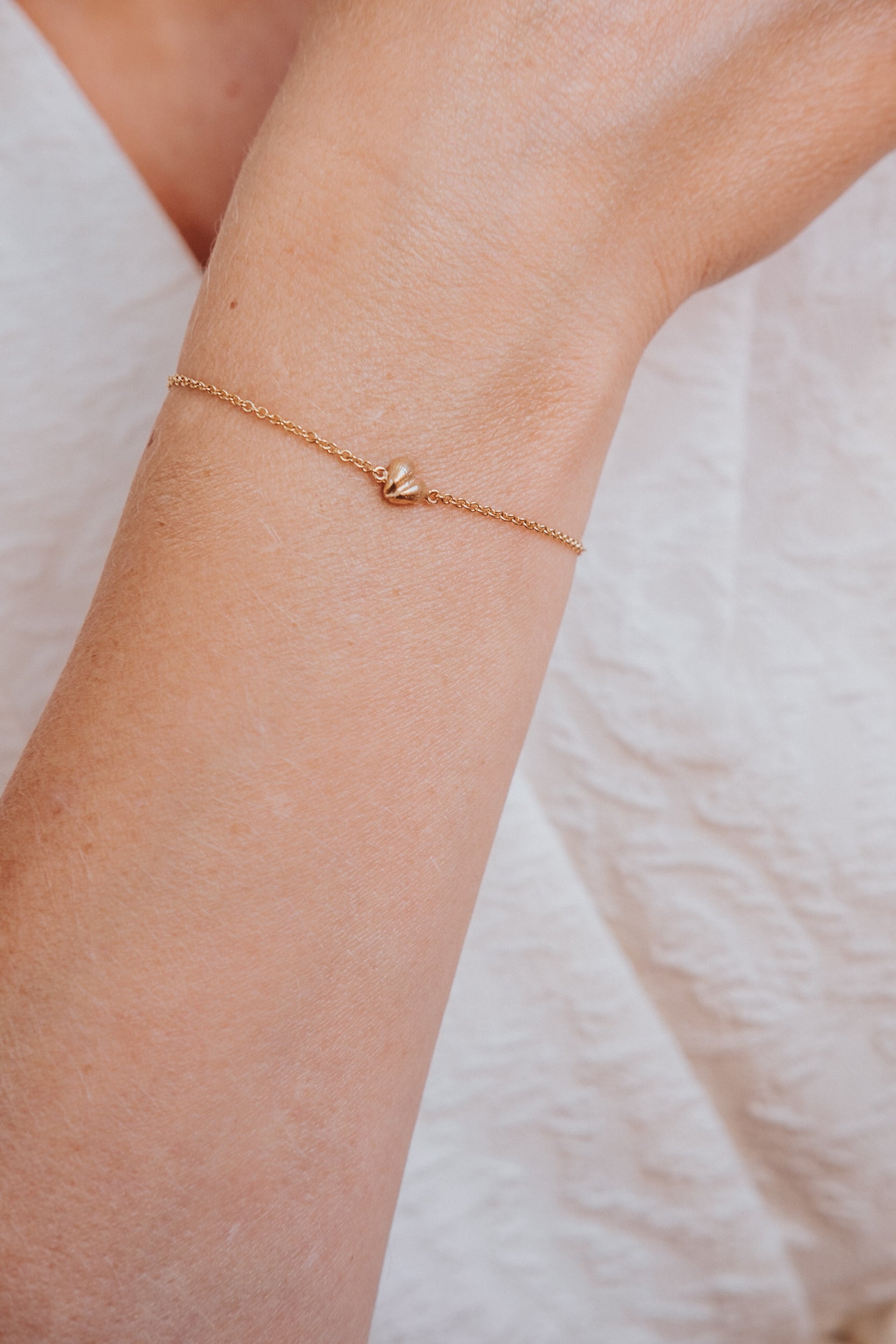 Heart of Gotland guldarmband på kvinnas handled