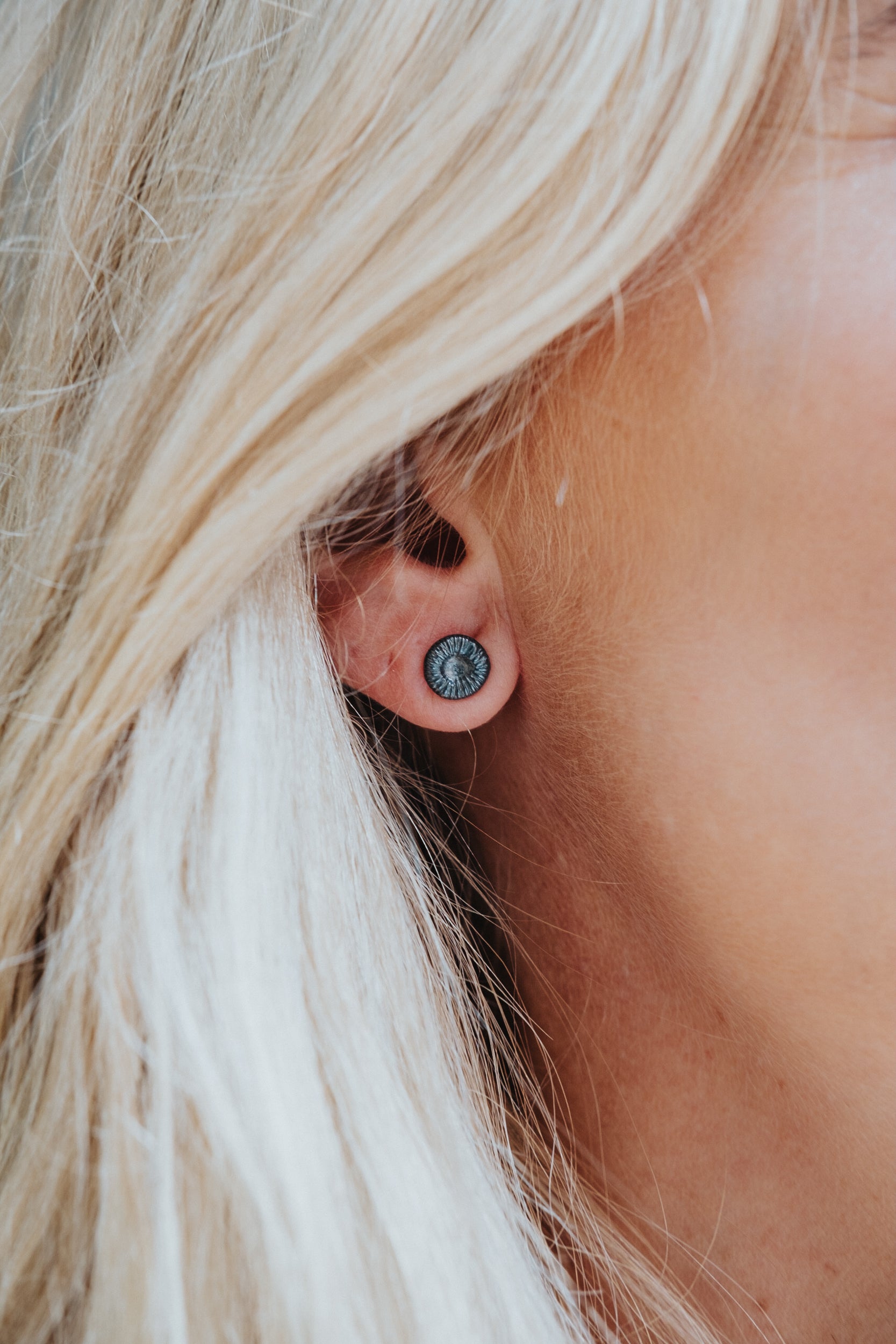 Oxiderat silverörhänge Knappkorall på örat