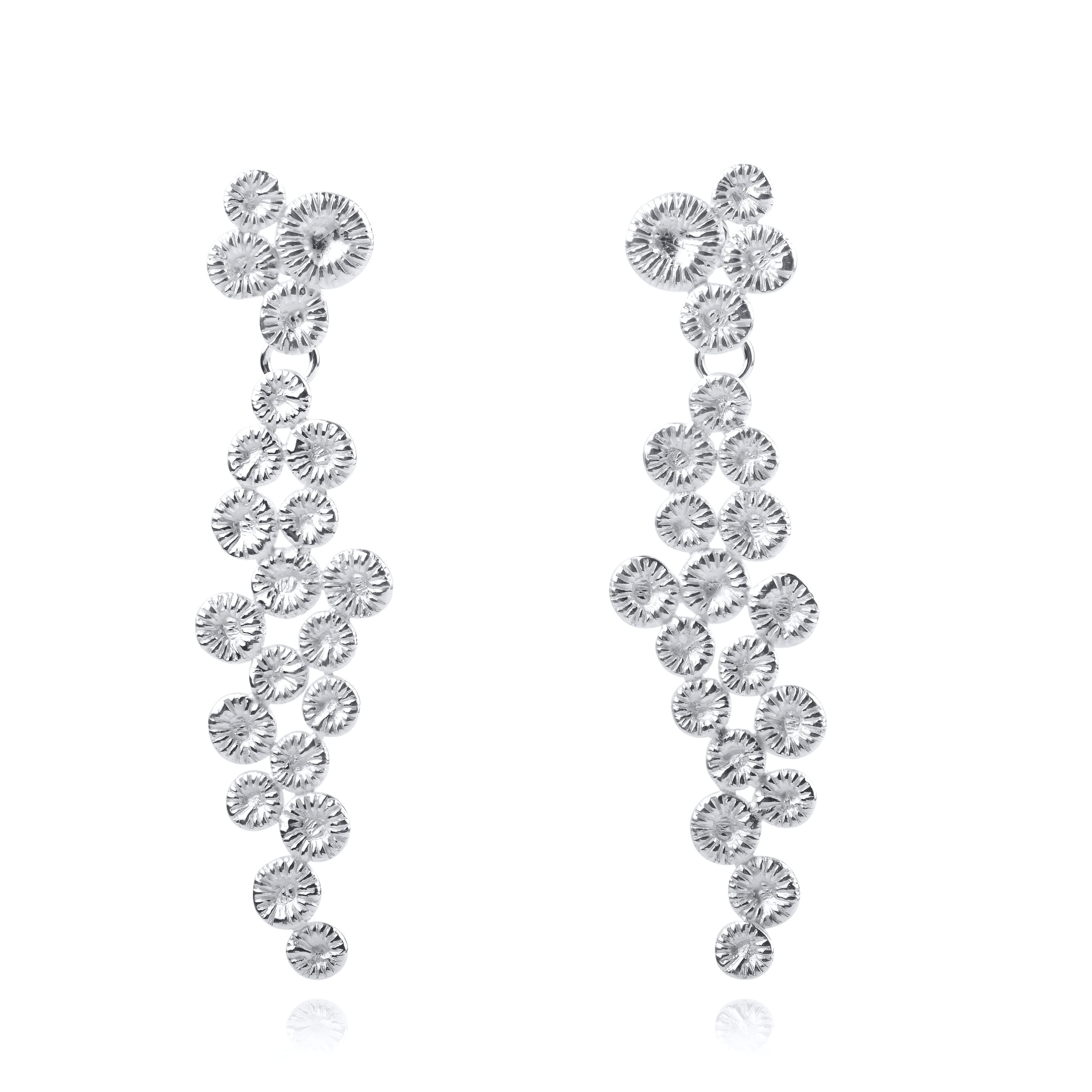 Knappkorall örhängen, närbild mot vit bakgrund