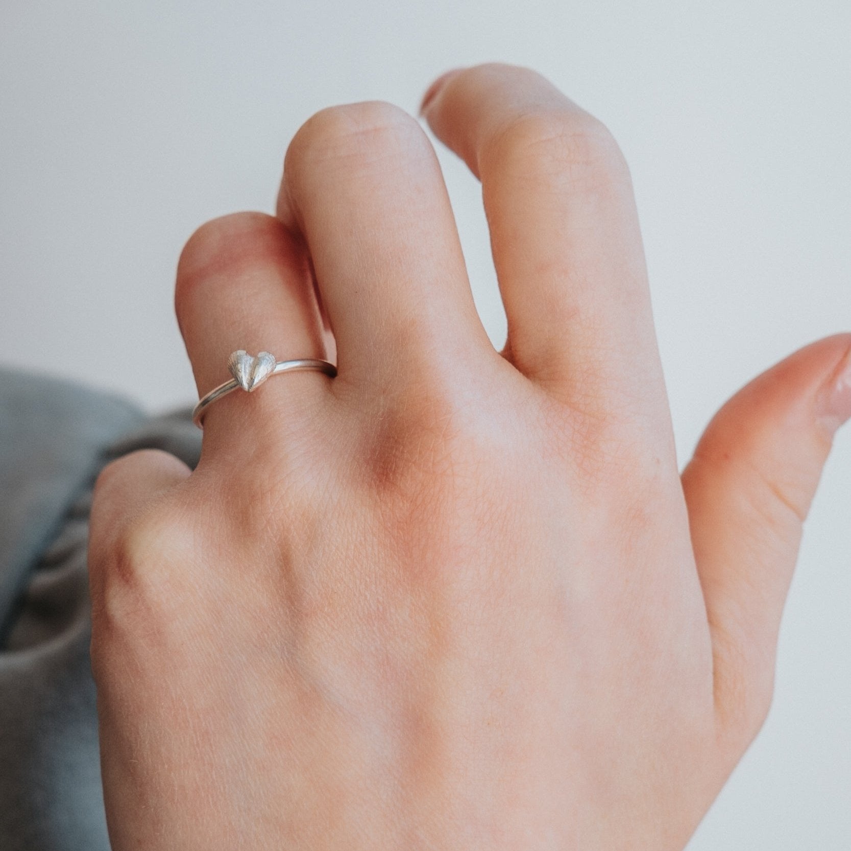 Heart of Gotland - silver ring på hand